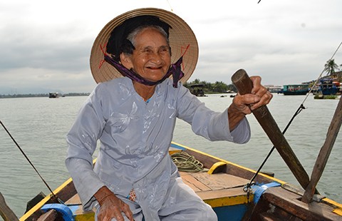 ‘Cụ bà đẹp nhất thế giới’ vẫn chèo ghe