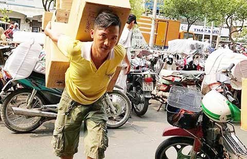 Hiệp sĩ bốc xếp ở chợ Bình Tây
