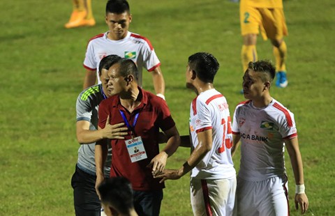 Vòng 10 Toyota V-League : SL Nghệ An vừa đá vừa run