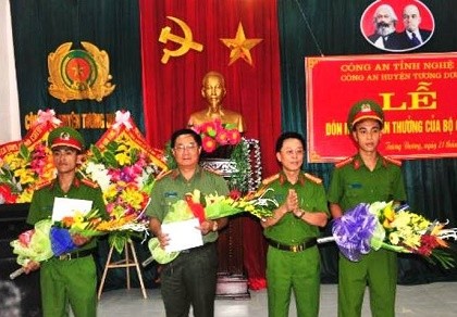 Khen thưởng hai chiến sĩ bị thương khi bắt trùm ma túy có súng