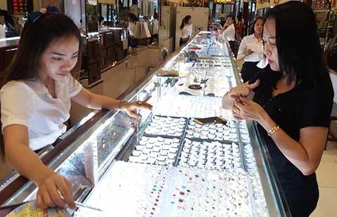 Người mua vàng đang bị ăn gian, móc túi ra sao?