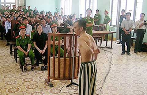 Giữa bốn bức tường, ai làm chứng chuyện bức cung?