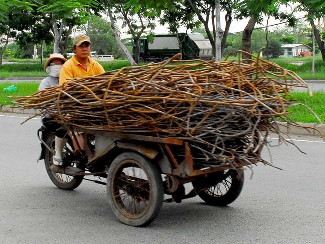 Phải phạt nặng xe chở tôn, sắt… cồng kềnh