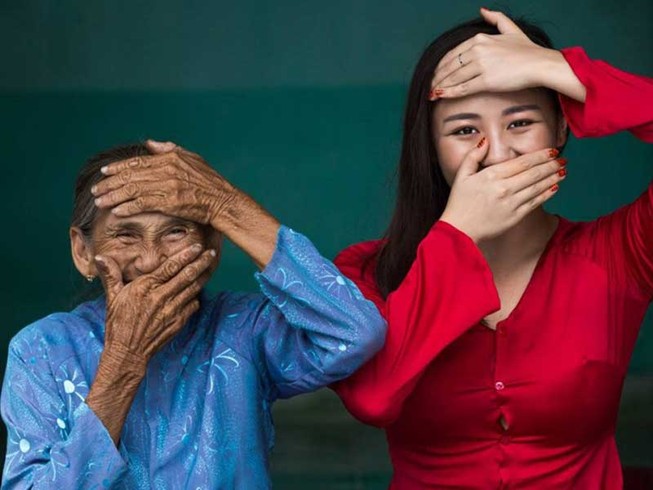 Tác giả ‘cụ bà Việt đẹp nhất thế giới’ tặng sách