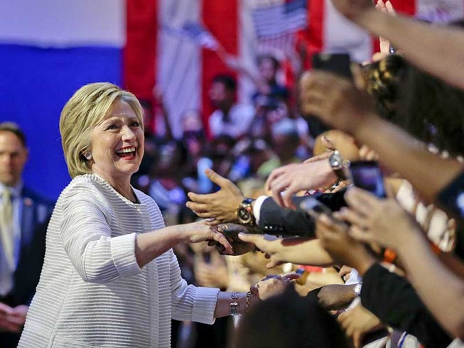 Tăng tốc đến Nhà Trắng: Những át chủ bài của bà Clinton