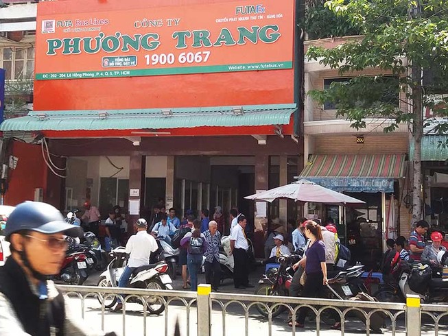 Xe ‘dù’ chạy lòng vòng, đuổi hoài không xong