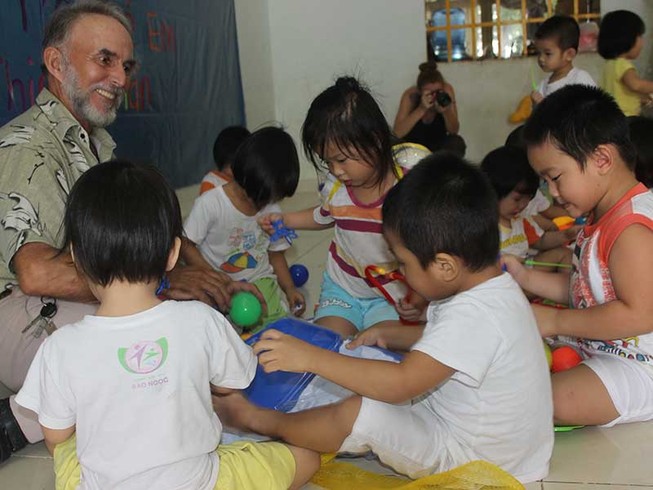 Ông Tây xây hàng trăm căn nhà cho người nghèo