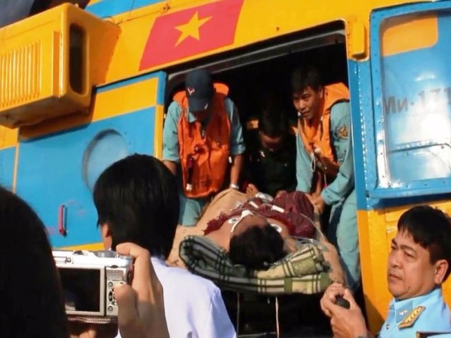 Trực thăng đưa ngư dân từ Trường Sa về đất liền cấp cứu