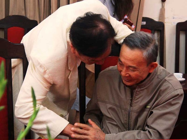 Phú ‘chọi trâu’ in sách chống tham nhũng