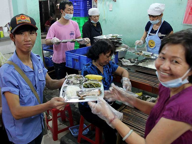 Những bí mật của quán cơm từ thiện Nụ Cười