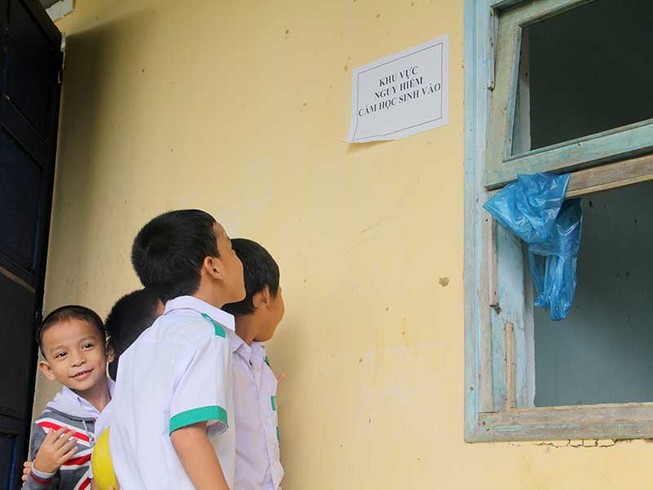 Bất an trong ngôi trường ngói rơi, phòng sập
