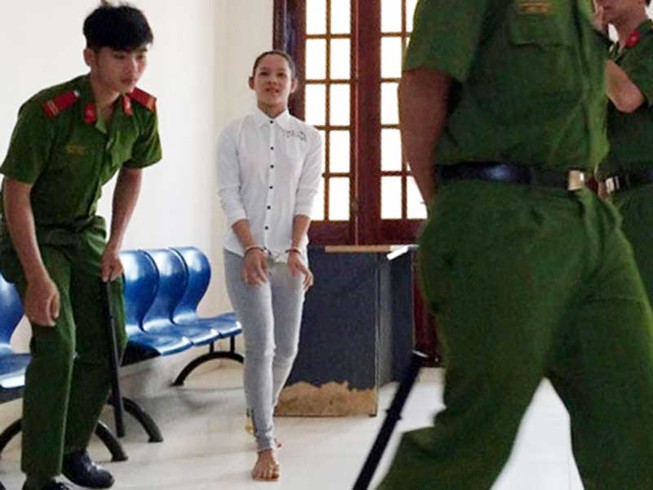 Cô gái đi xe máy bị bắt do... đụng ô tô?