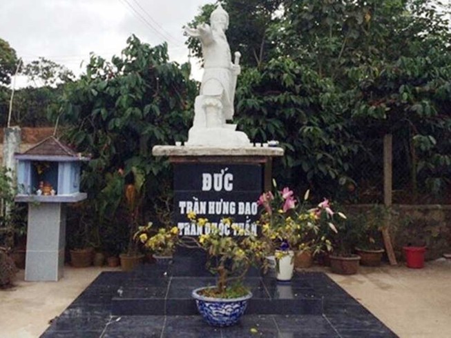 Buộc xin phép đặt tượng ở sân nhà là vô lý