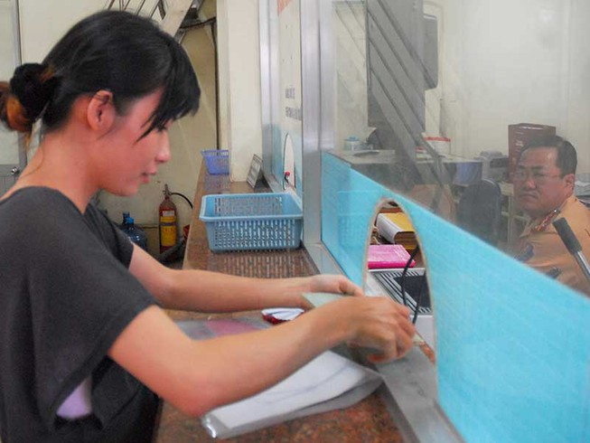 Trễ hẹn sang tên xe, công an đến nhà xin lỗi dân
