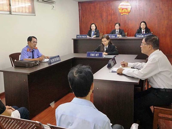 Chỗ ngồi luật sư và chuyện ‘bằng vai phải lứa’