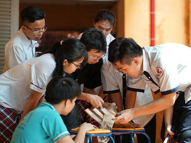 Thầy trò làm phim, chế tạo đèn cho dân xài