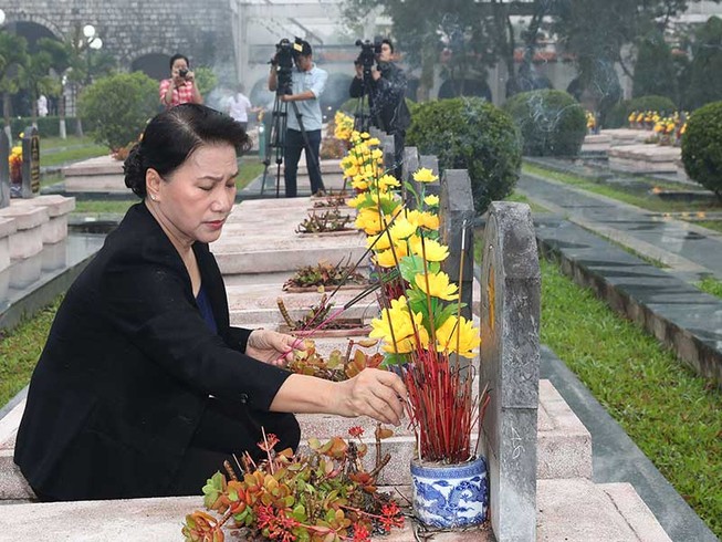 Chủ tịch QH dâng hương tưởng niệm các liệt sĩ Điện Biên