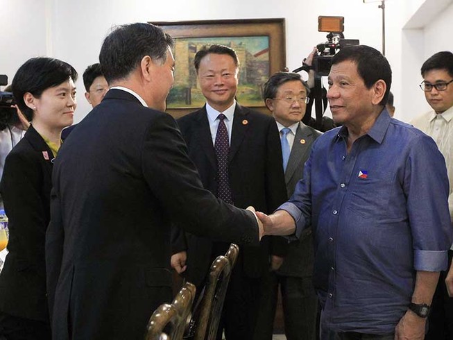 Philippines vừa đối phó vừa làm ăn