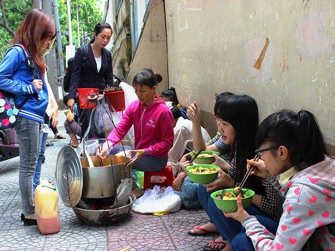 Quận 1 sắp xếp cho dân bán hàng rong trên... Facebook