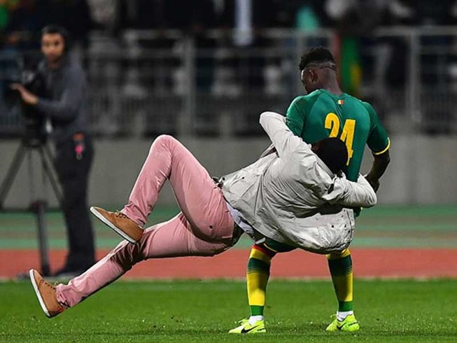 CĐV Bờ Biển Ngà xuống sân quật ngã cầu thủ Senegal