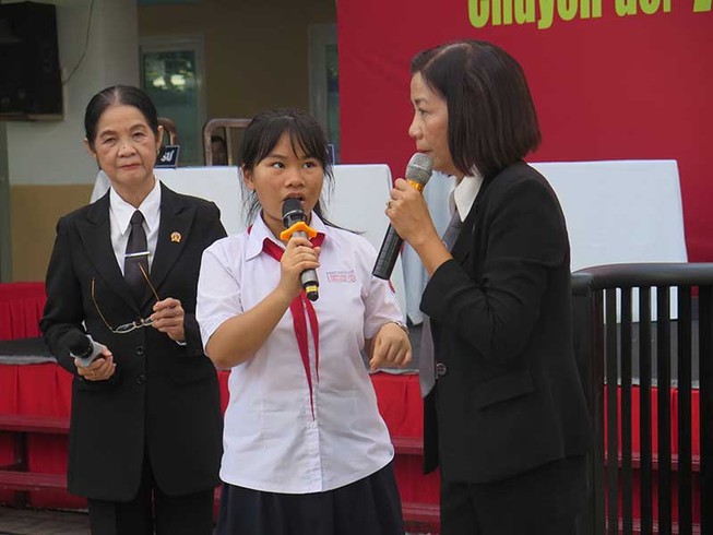 ‘Nắm tay, ôm hôn có phải xâm hại tình dục?’