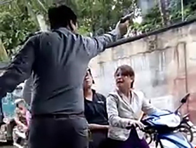 Làm rõ vụ cán bộ công an rút thẻ ngành dọa tài xế