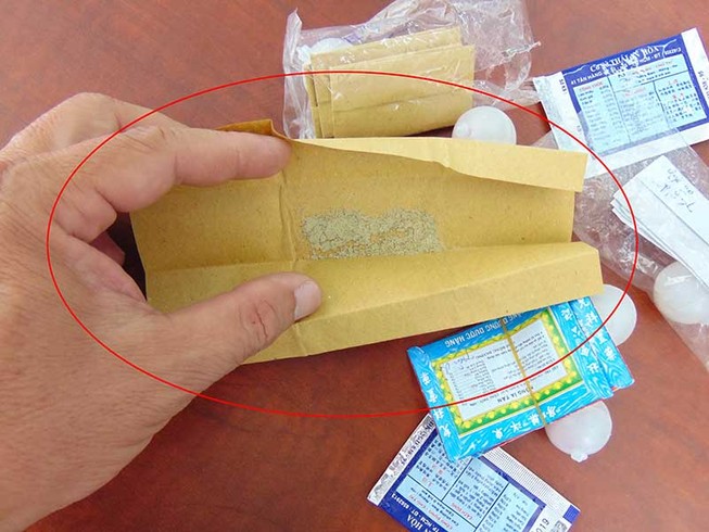 Đã khám bệnh chui còn bán thuốc lụi