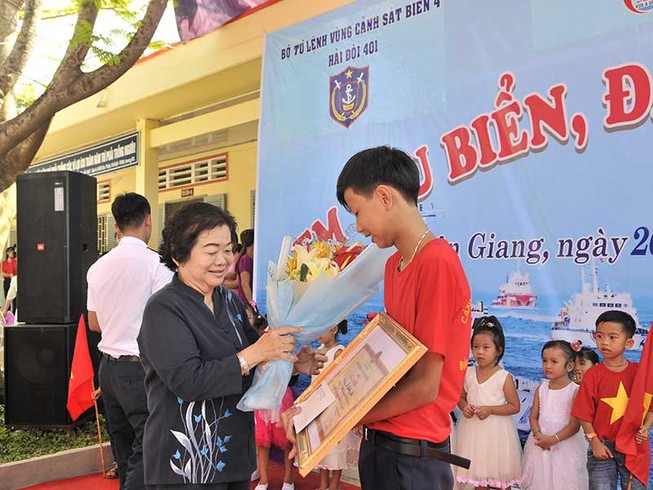 Cảnh sát biển ‘Đồng hành cùng ngư dân’