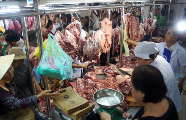 Thịt heo Việt Nam rẻ nhất thế giới, ai hưởng lợi?