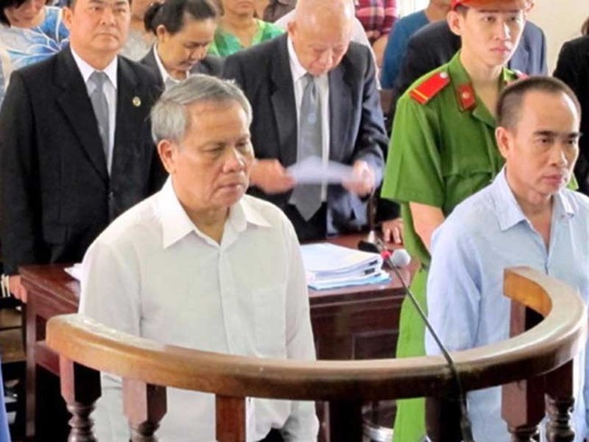 Chủ tọa nhờ thư ký công bố lời khai, được không?