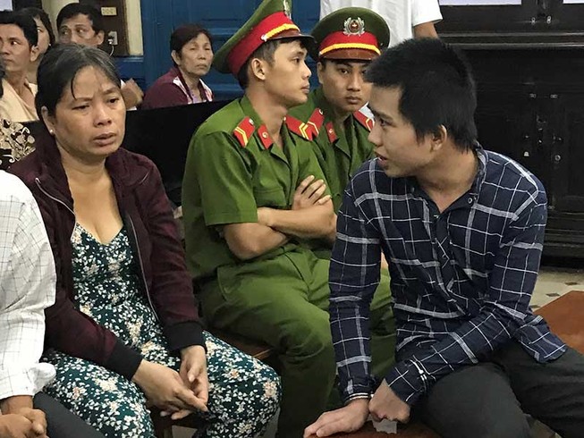 'Yêu' chưa 18: Mong manh giữa tội và không tội