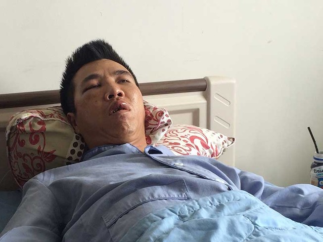 Nhóm thanh niên đánh người trước mặt công an