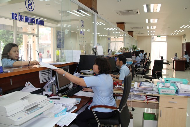 Thay vài cái bóng điện, mất... 20 triệu đồng