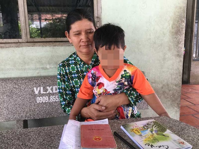 Mẹ bỏ đi, cha không làm được giấy khai sinh cho con