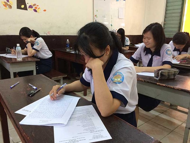 'Ngộp thở' với kiểm tra, thi thử