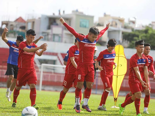 HLV Hữu Thắng ‘cháy’ giáo án vì thiếu quân
