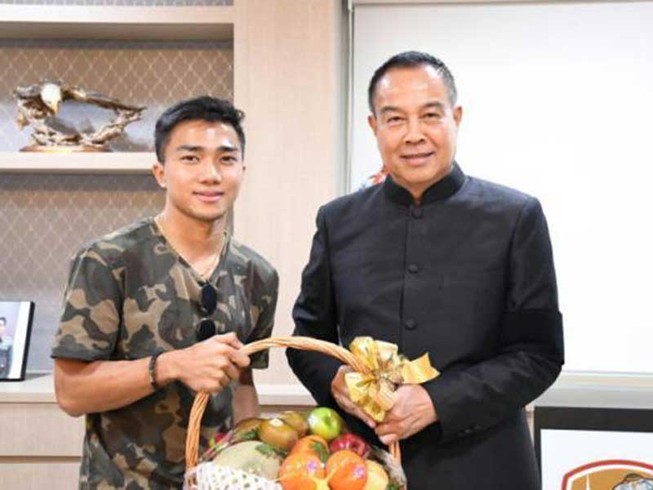 Chủ tịch LĐBĐ Thái tiễn ‘Messi Thái’ sang Nhật thi đấu