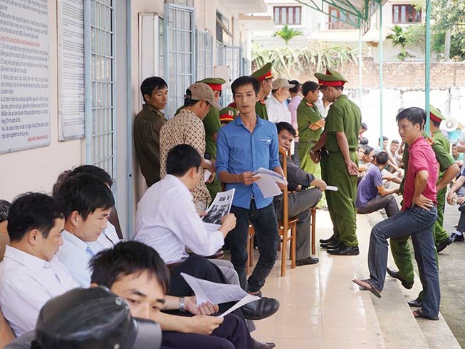 Công an, cán bộ tòa đi gom báo phôtô