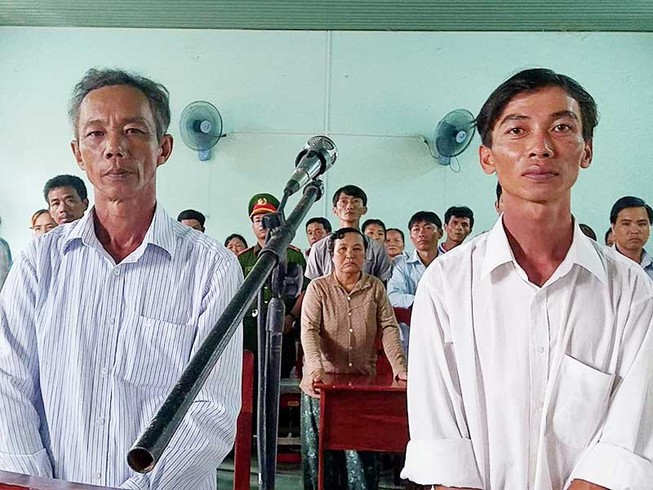 Tòa tuyên 2 nông dân phạm tội nhận hối lộ