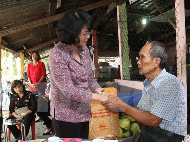 Phó Chủ tịch nước thăm, tặng quà gia đình chính sách
