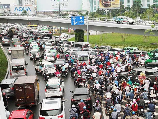 Có cầu vượt, vì sao Tân Sơn Nhất vẫn kẹt xe?