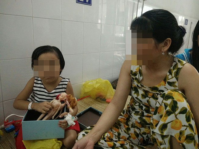 Bé gái 5 tuổi ung thư xương mong gặp mẹ lần cuối