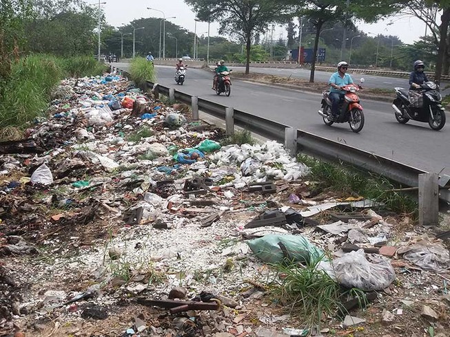 Nhận đổ rác thuê rồi trút bừa trong khu dân cư