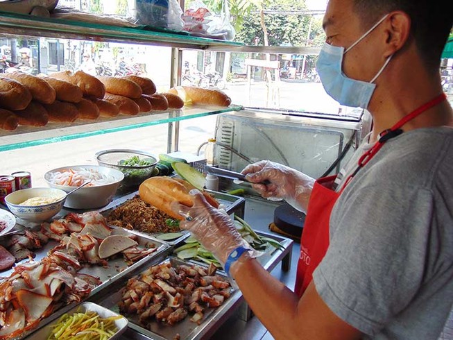 Bán bánh mì, trà đá: Phạt một lần, tởn đến già