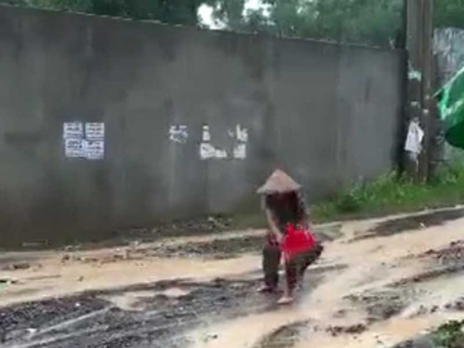 Chủ tịch phường lý giải chuyện cụ bà đội mưa ‘vá đường’