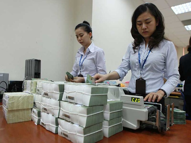 Nới lỏng tín dụng, lo tiền bị bơm ra quá nhiều