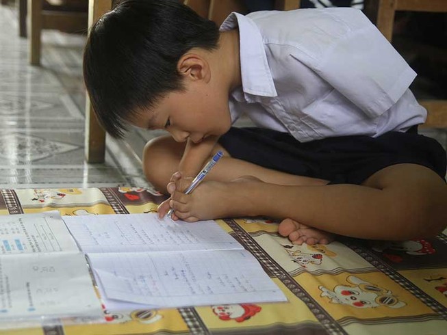 Cậu bé viết bằng chân mơ xây nhà cho mẹ