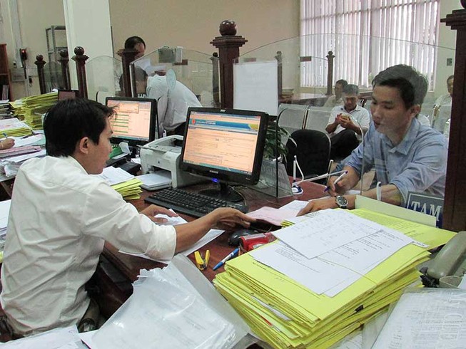 Công chức không được mặc áo thun đi làm