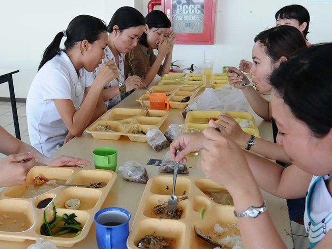Suất cơm công nghiệp 12.000 đồng: Công nhân ăn gì?