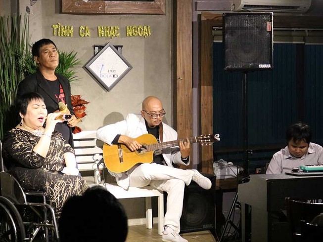 Hát tình ca mua xe ba bánh giúp người khuyết tật